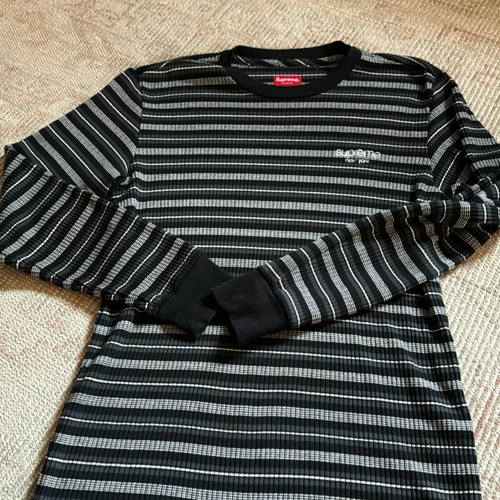 Men’s Medium Supreme Crewneck